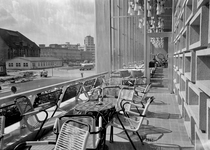 166054 Gezicht op het terras van de restauratie van het N.S.-station Eindhoven te Eindhoven.